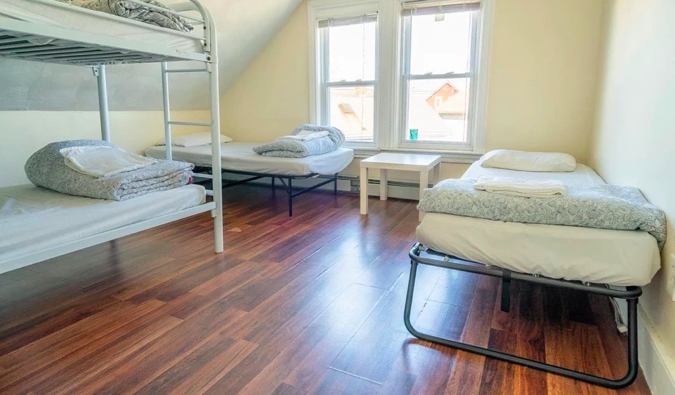 The bunk beds and single beds in a dorm room at Homestel in Boston