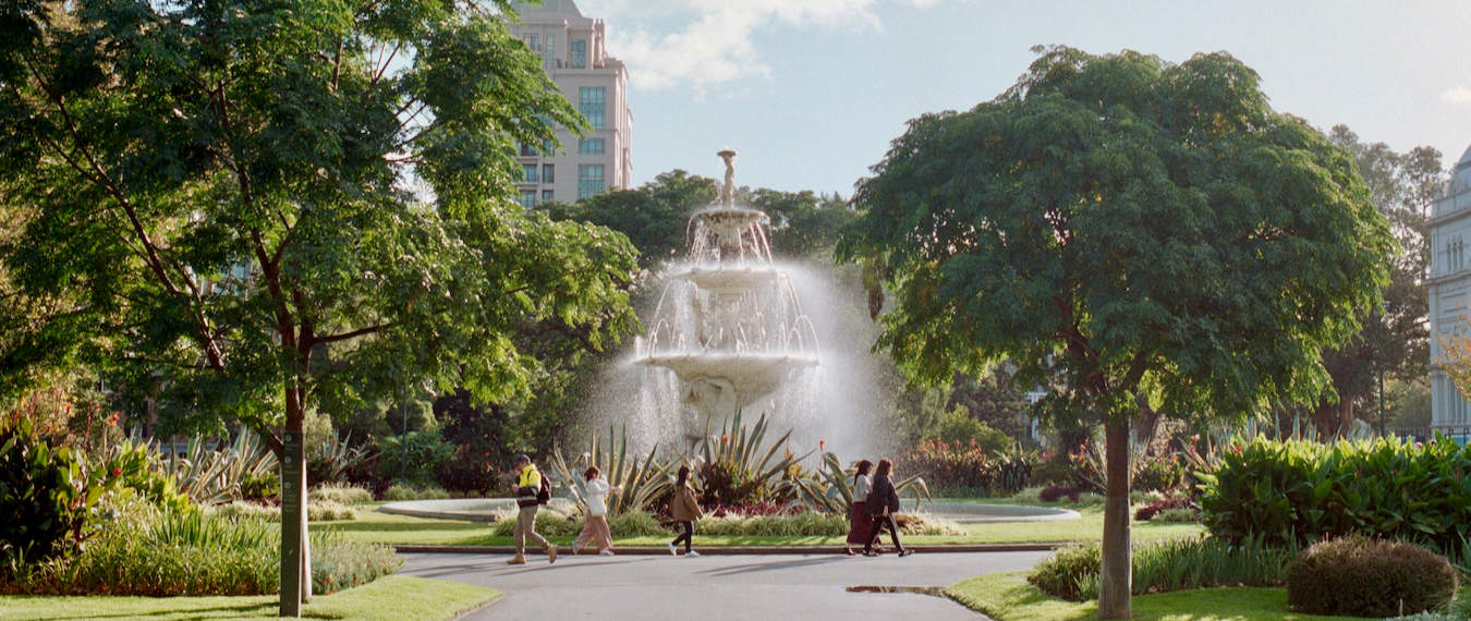 A fountain in the middle of a green park in sunny Melbourne, Australia